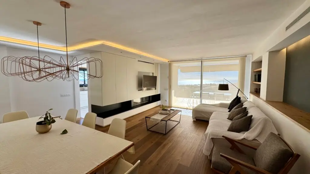 Salón comedor amplio y muy luminoso en villa de lujo Alella, gestionado por Bartrina y Asociados.