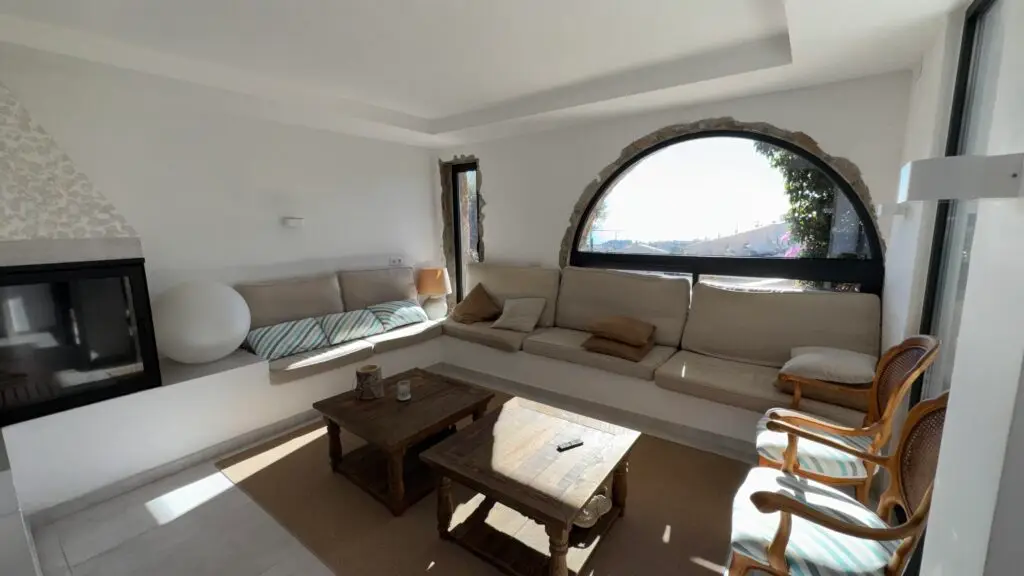 amplio-salon-villa-lujo-alella