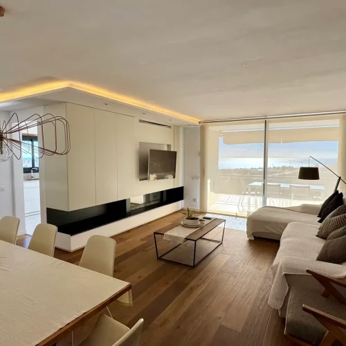 Salón comedor amplio y muy luminoso en villa de lujo Alella, gestionado por Bartrina y Asociados.
